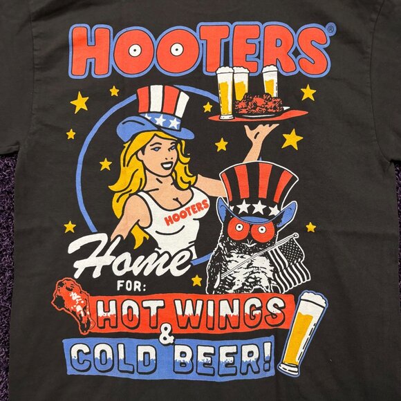Hooters Home For Hot Wings and Cold Beers T-Shirt Size Medium - Picture 2 of 4